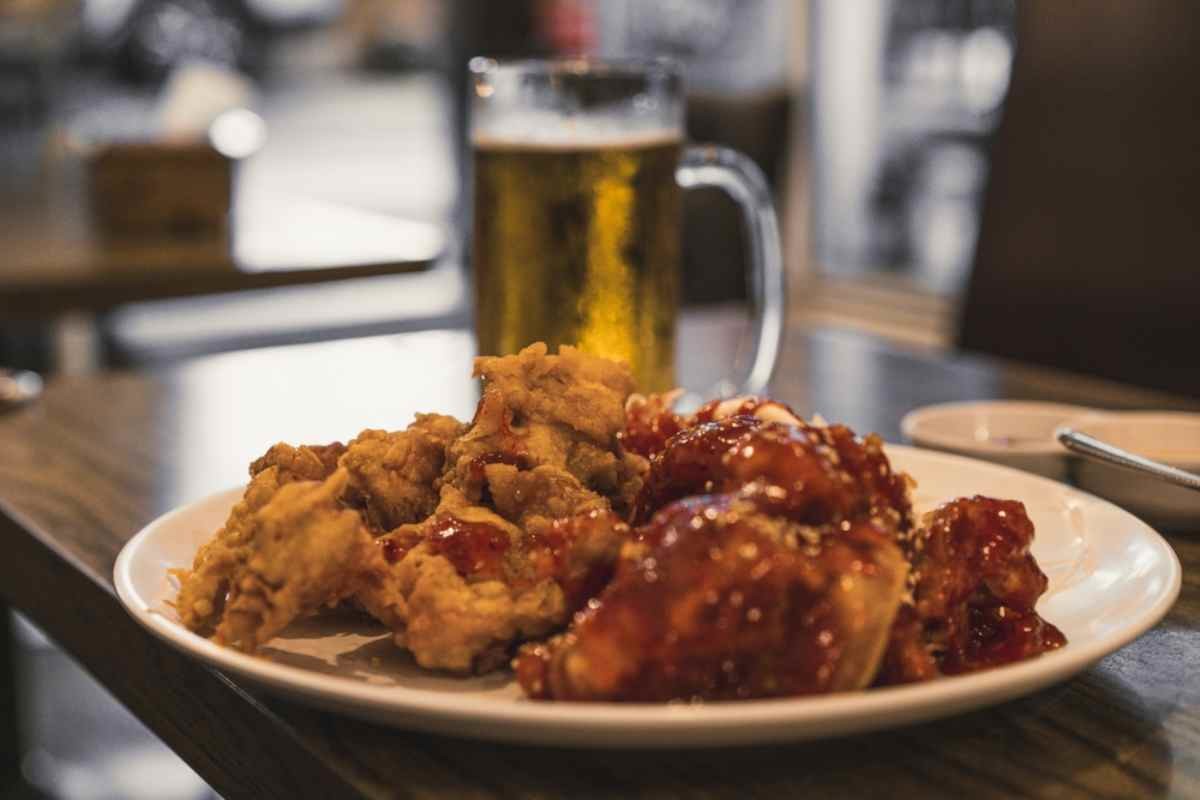 치킨과 생맥주 / Leon Martinez-shutterstock.com
