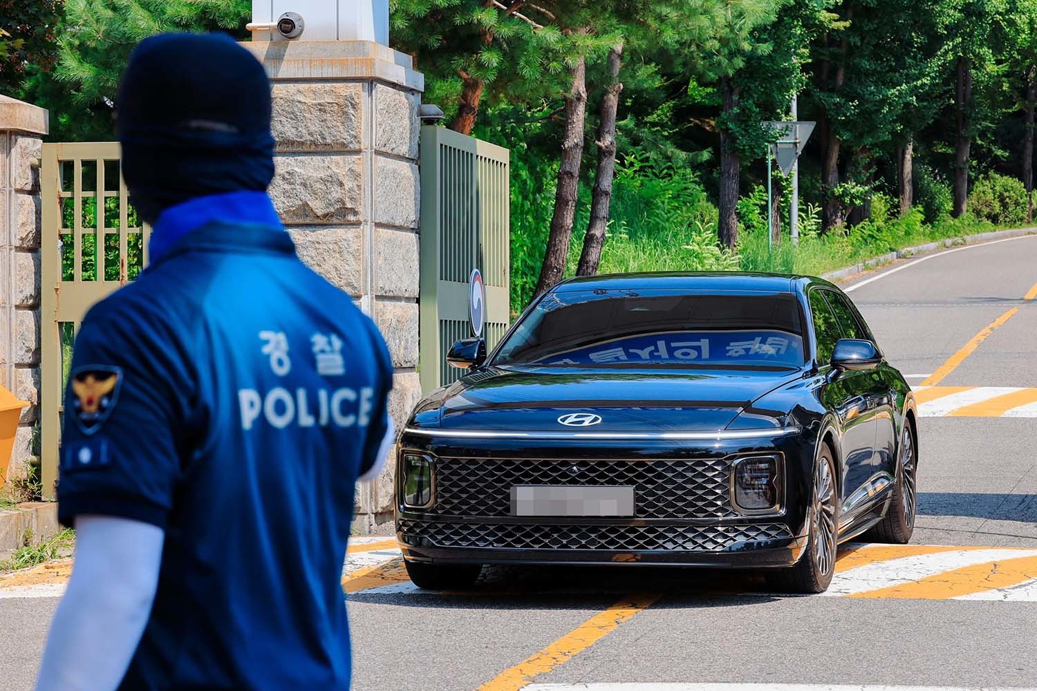 김건희 여사의 각종 의혹을 수사하는 김건희 특검팀(특별검사 민중기)의 윤석열 전 대통령에 대한 체포영장 집행이 실패한 1일 오전 경기도 의왕 서울구치소에서 특검팀이 탄 차량이 서울구치소를 빠져나가고 있다. / 뉴스1