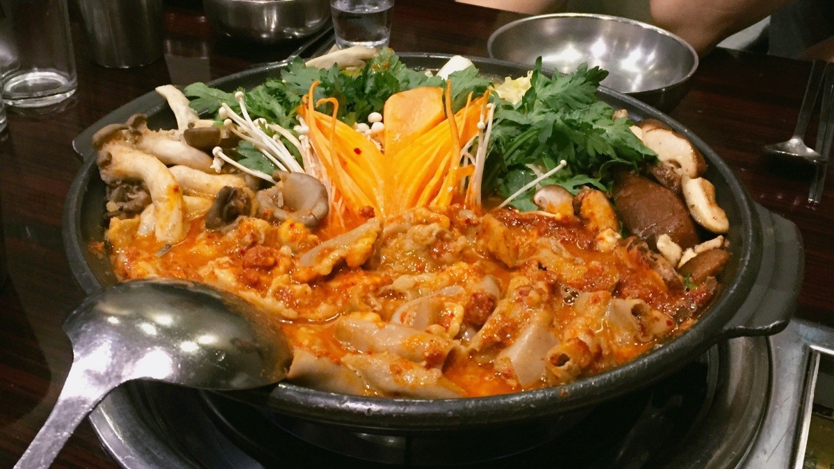 곱창전골. (기사 속 실제 음식과 다를 수 있음을 알립니다.) / prettygoodday-shutterstock.com