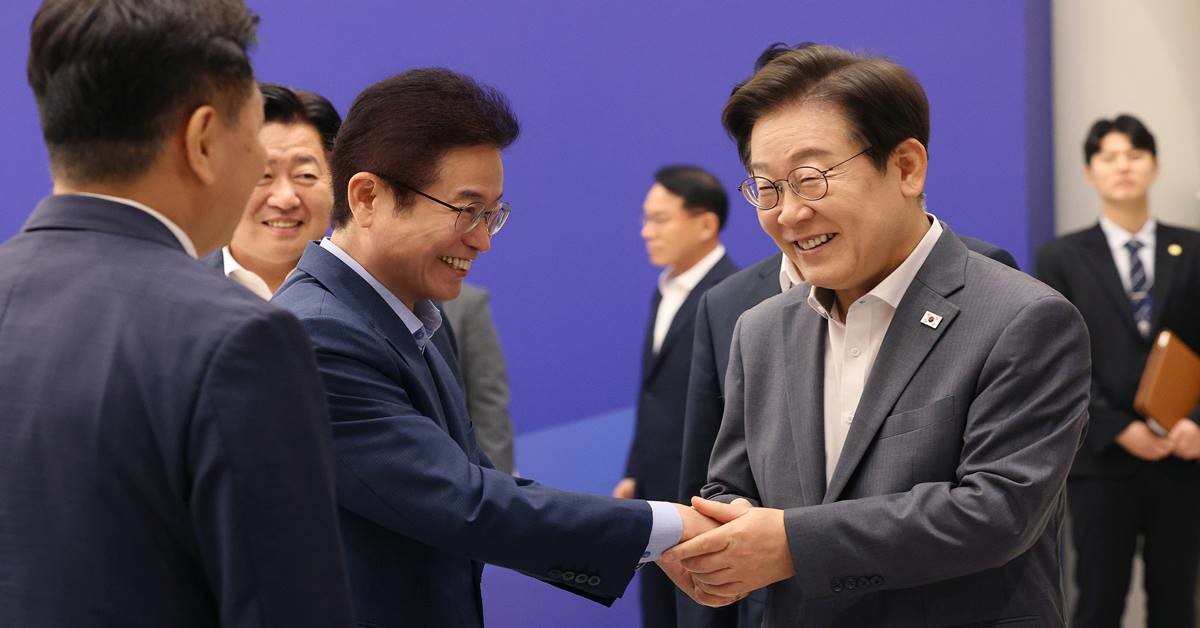 이철우 경북지사를 반갑게 맞는 이재명 대통령/경북도