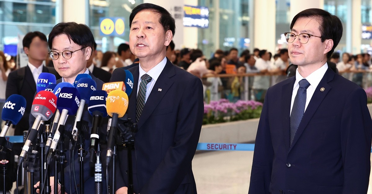 구윤철 경제부총리 겸 기획재정부 장관이 1일 오후 인천국제공항 제2터미널에서 한미 관세협상 관련 취재진 질의에 답변하고 있다. 왼쪽부터 김정관 산업통상자원부 장관, 구 부총리, 여한구 통상교섭본부장 / 뉴스1