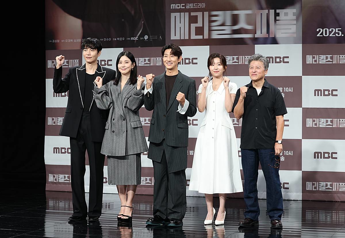 배우 이민기(왼쪽부터)와 이보영, 강기영, 윤가이, 권해효가 지난달 31일 오전 서울 마포구 MBC 골든마우스홀에서 열린 MBC 금토드라마 '메리킬즈피플' 제작발표회에 참석해 포즈를 취하고 있다. '메리킬즈피플'은 치료 불가능한 환자들의 조력 사망을 돕는 의사와 이들을 추적하는 형사의 이야기를 다룬 서스펜스 드라마다 / 뉴스1