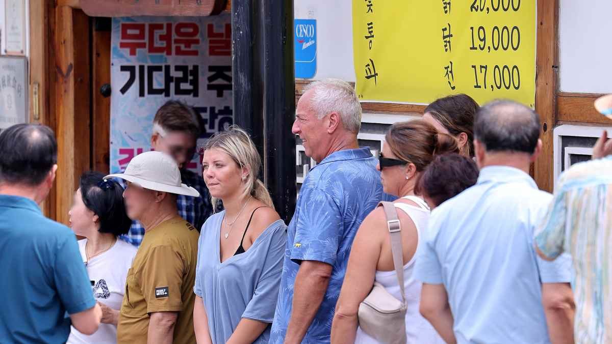 서울 종로구의 한 삼계탕 전문점을 찾은 외국인 관광객과 시민들이 점심식사를 위해 줄지어 대기하고 있다. / 뉴스1
