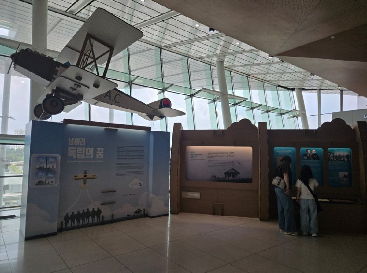 김포공항 국내선 3층 전시장 모습 / 독립기념관
