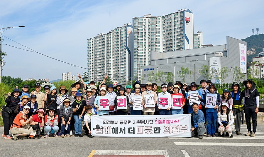 김동근 시장이 8월 2일 수해복구 작업을 한 뒤 참여자들과 기념사진을 찍고 있다