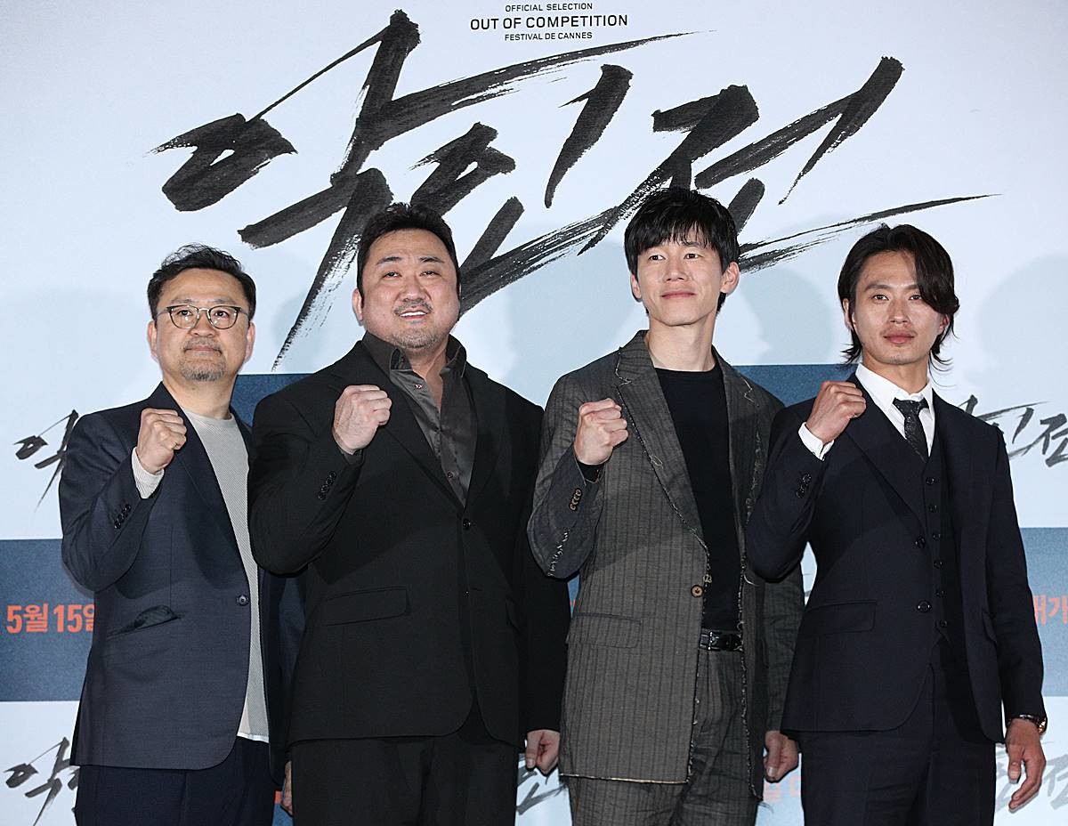 2019년 5월 7일 오후 서울 CGV 용산점에서 열린 영화 ‘악인전’ 언론시사회에서 이원태 감독(왼쪽부터), 배우 마동석, 김무열, 김성규가 포즈를 취하고 있다. 악인전은 우연히 연쇄살인마의 표적이 됐다 살아난 조직폭력배 보스와 범인 잡기에 혈안이 된 강력반 형사가 연쇄살인마 K를 쫓으며 벌어지는 범죄 액션 영화로 칸 국제영화제에 공식 초청됐다 / 뉴스1