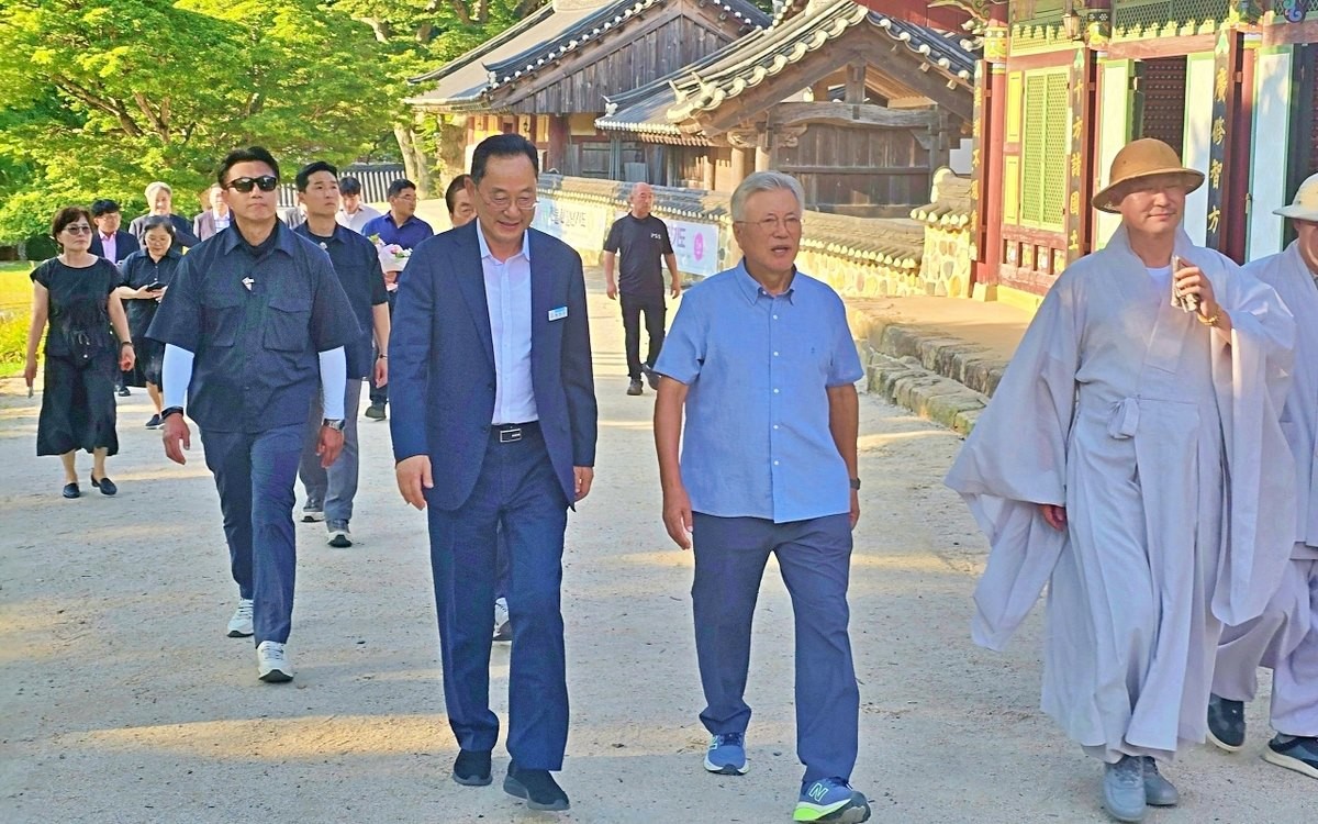 문재인 전 대통령이 여름휴가 중 전남 해남군을 방문해 과거 사법고시 공부를 했던 대흥사를 찾았다. 문 전 대통령과 김정숙 여사는 지난 1일부터 해남 달마산 미황사, 두륜산 대흥사를 각각 방문했다. / 전남 해남군 제공-연합뉴스
