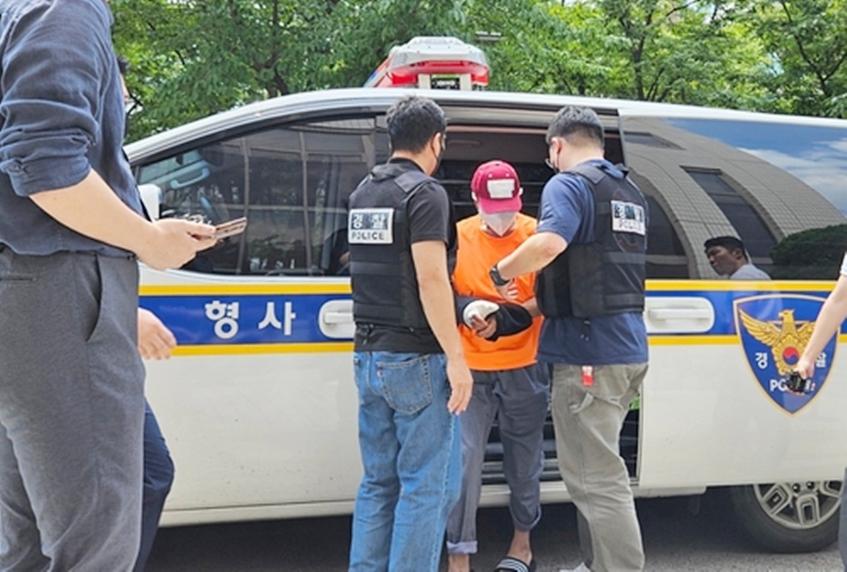 동거 여성 살해 혐의를 받는 60대 중국인 남성 모습. 서울 구로구 가리봉동에서 함께 살던 여성을 살해한 60대 중국 국적 남성이 2일 구속됐다. / 연합뉴스