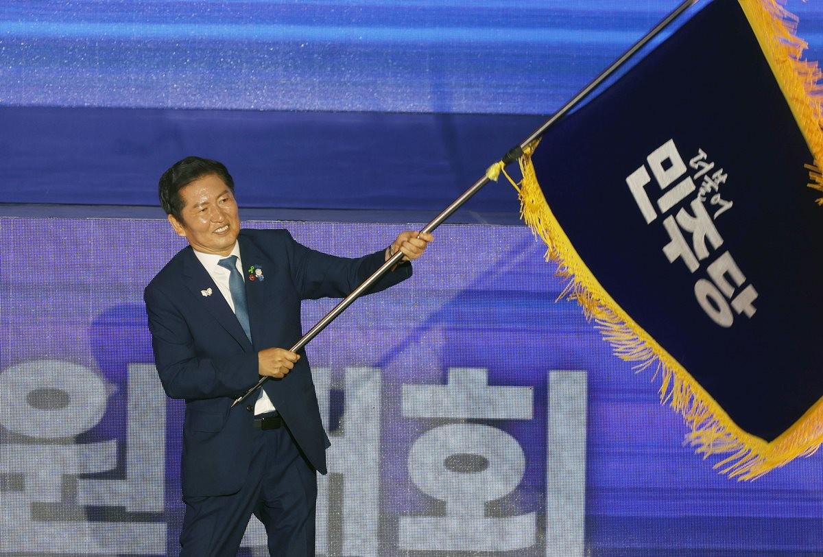 정청래 더불어민주당 신임 당대표가 2일 경기 고양시 킨텍스에서 열린 제2차 임시전국당원대회에서 당기를 흔들고 있다. / 뉴스1