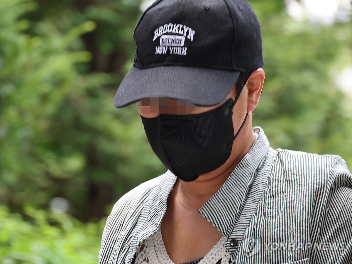 강화도에 있는 한 카페에서 남편의 신체 중요 부위를 절단해 살해하려 한 혐의를 받는 50대 여성이 2일 구속 전 피의자 심문(영장실질심사)이 열리는 인천지법에 들어서고 있다. / 연합뉴스