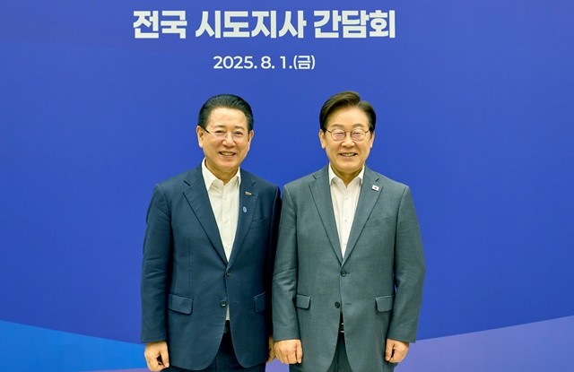 김영록 전라남도지사는 1일 이재명 대통령 주재로 열린 시도지사 간담회서 재난대응 관련 지역 현안을 논의하고, 여수·광양항 북극항로 거점항만 육성을 건의했다.(대통령실 제공)