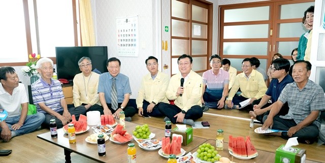 명창환 전라남도 행정부지사가 1일 오후 무더위 쉼터로 지정된 강진군 군동면 평리경로당을 방문, 어르신들의 안부 및 애로 사항을 청취하고 폭염에 따른 피해가 발생하지 않도록 대응해 줄 것을 당부하고 있다.     / 전남도
