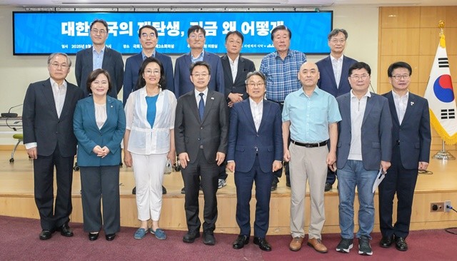 강기정 광주광역시장이 1일 국회에서 열린 토론회에 참석해 ‘돌봄국가책임제’에 대한 방향성을 제시한 뒤 참석자들과 기념촬영을 하고 있다./ 광주광역시 제공