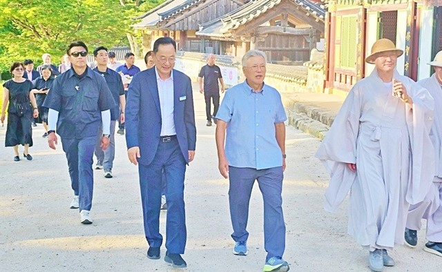 문재인 전대통령과 명현관 해남군수가  대흥사 경내를 걷고있다.