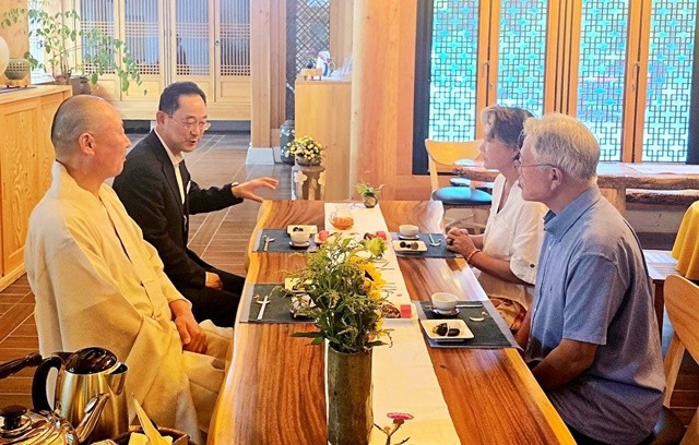 명현관 해남군수가 직접 동행해 대흥사에서 문재인 전대통령과 담소를 하고 있다.