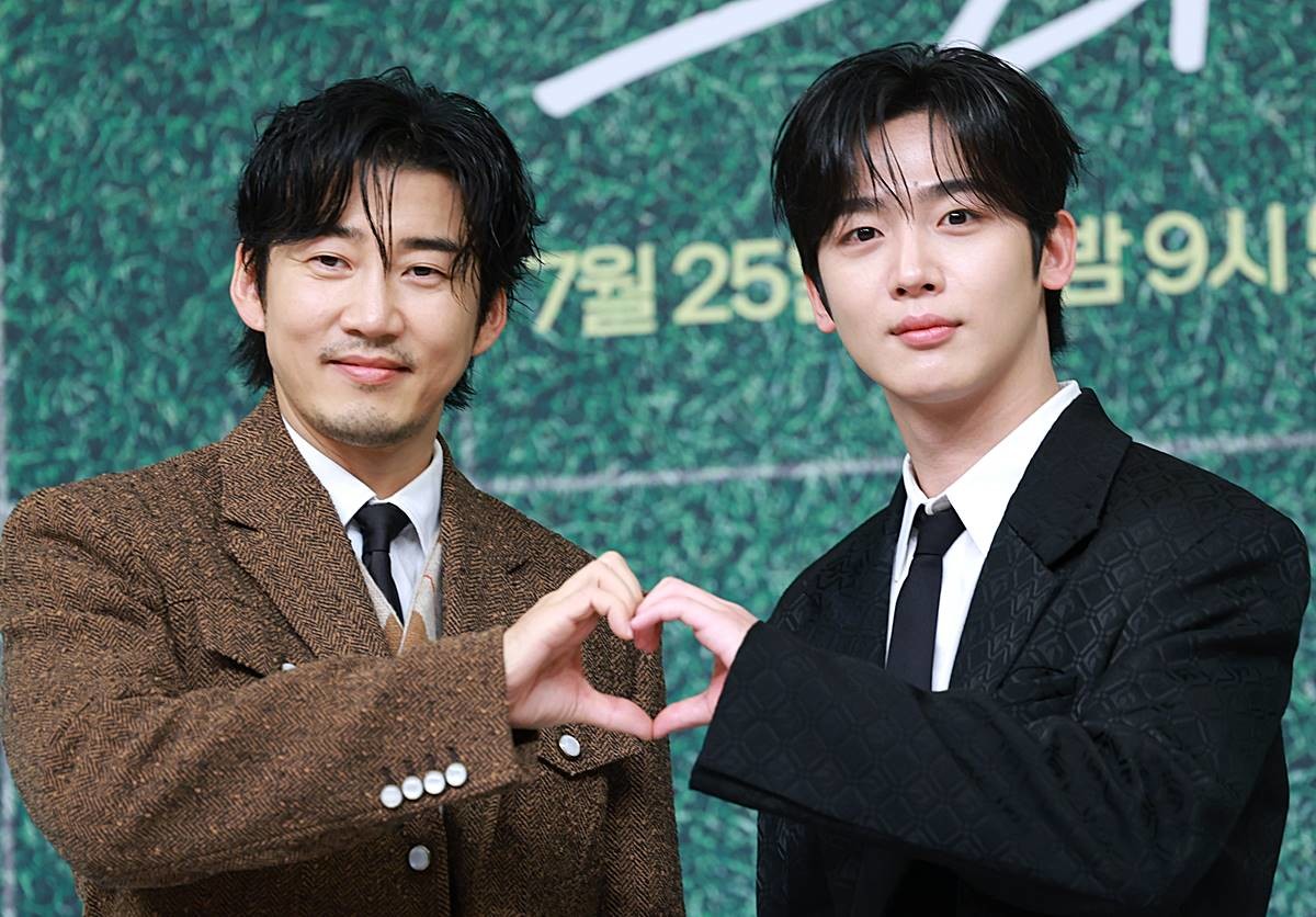 배우 윤계상과 김요한(오른쪽)이 지난달 25일 오후 서울 양천구 SBS에서 진행된 드라마 '트라이' 제작발표회에 참석해 포즈를 취하고 있다. '트라이: 우리는 기적이 된다'는 예측불허 괴짜감독 주가람과 만년 꼴찌 한양체고 럭비부가 전국체전 우승을 향해 질주하는 코믹 성장 스포츠 드라마 / 뉴스1