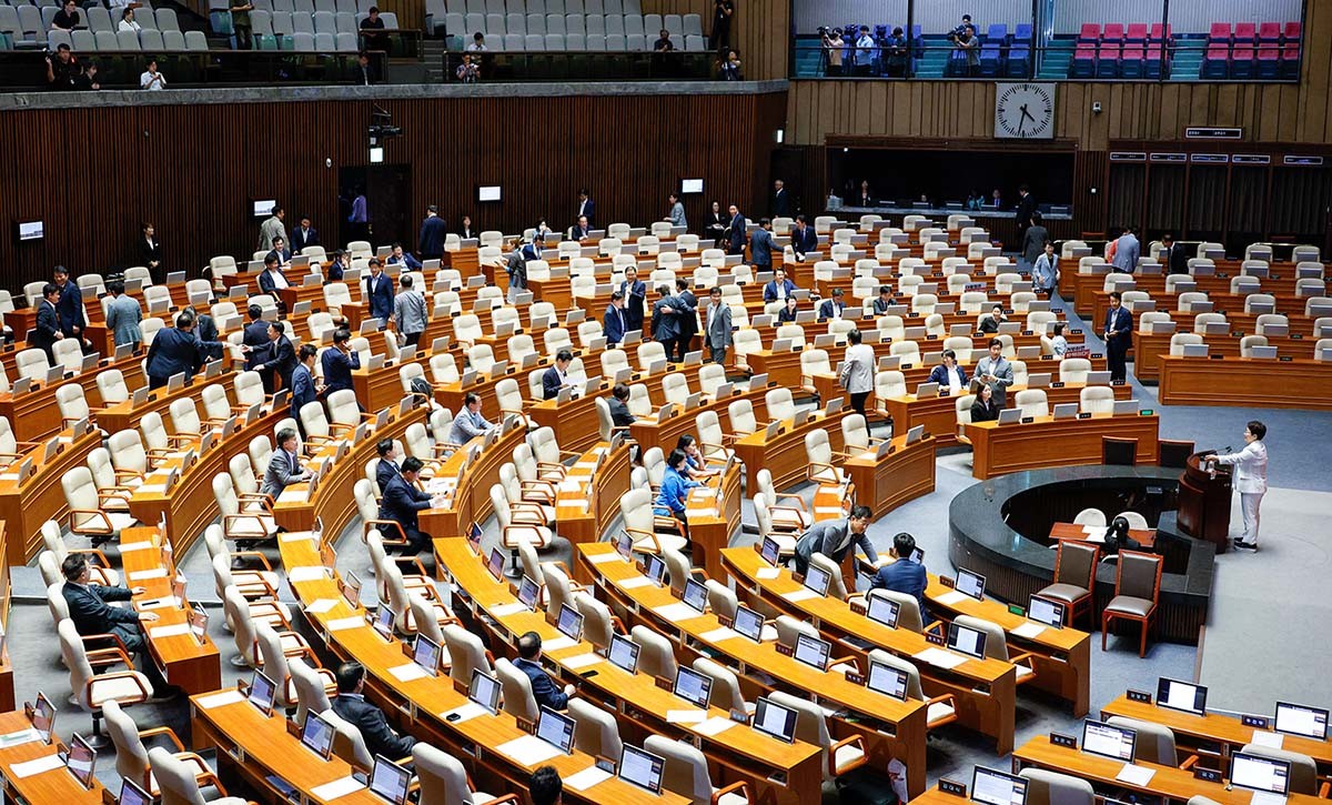 2024년 8월 2일 임이자 국민의힘 의원이 서울 여의도 국회에서 열린 본회의에서 노동조합 및 노동관계조정법 일부개정법률안(대안)에 반대하는 무제한 토론(필리버스터)을 시작하자 일부 야당 의원들이 퇴장하고 있다. / 뉴스1
