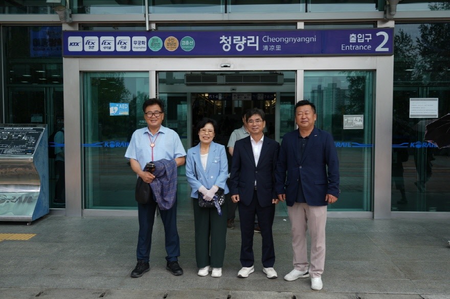 최근 개통된 KTX-이음(영천~청량리 구간)을 직접 체험한 영천시의회 4명의 의원들이 서울 청량리 역 인근에서 기념촬영을 하고 있다.  / 영천시의회 제공