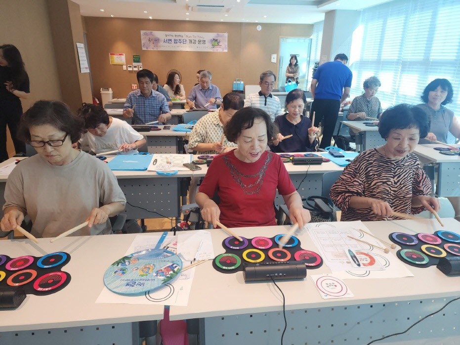 대구 북구 서변노인복지관 어르신들이 스마트드럼 강좌에 참여하고 있다. / 대구 북구 제공