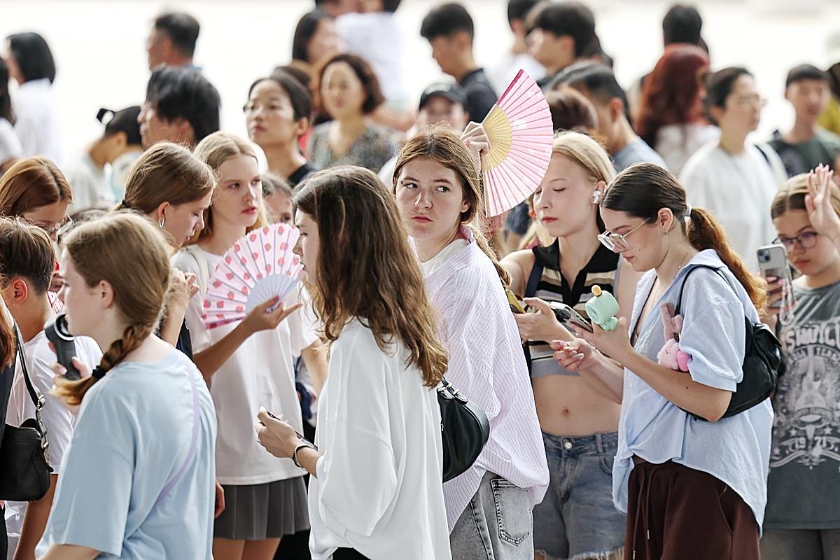 3일 오전 서울 용산구 국립중앙박물관 전시실 앞 광장에서 외국인 학생들이 줄을 서 전시실로 입장하고 있다 / 뉴스1