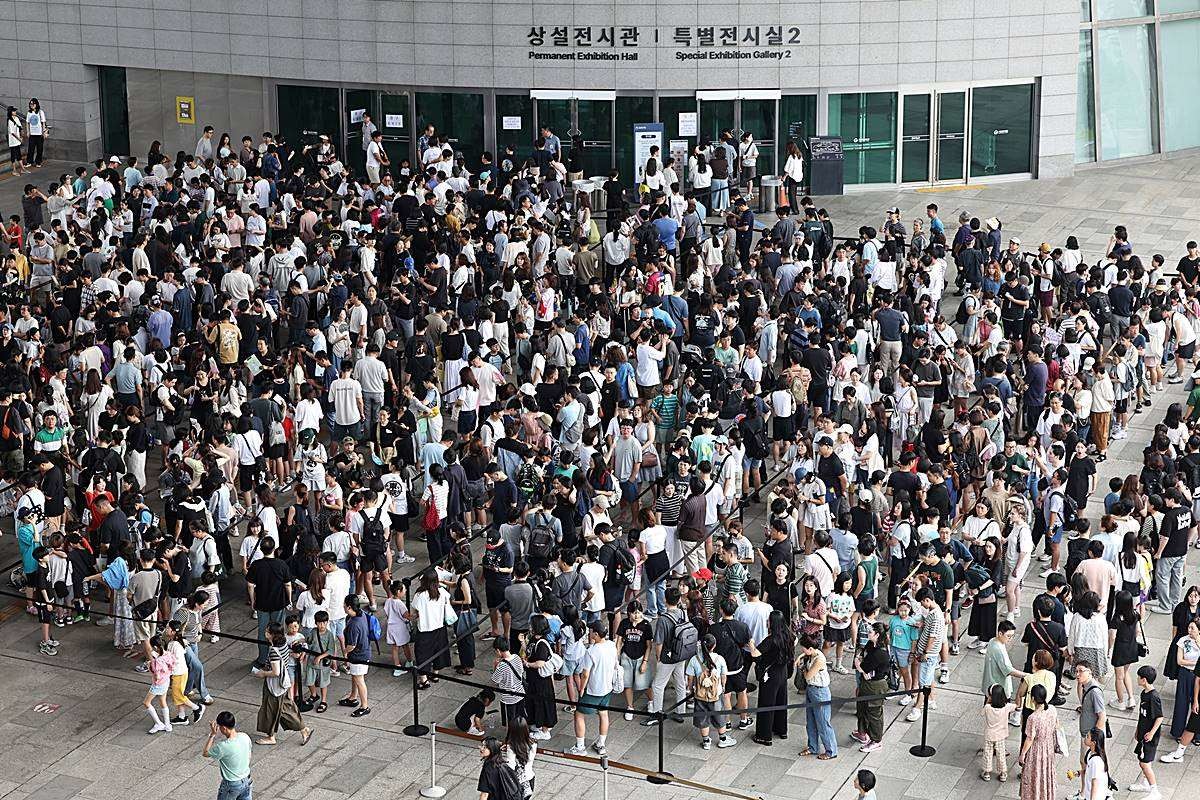 3일 오전 서울 용산구 국립중앙박물관 전시실 앞 광장이 입장을 대기하는 시민들로 북적이고 있다. 국립중앙박물관에 따르면 지난 7월 박물관 관람객 수는 69만 4552명으로, 지난해 같은 기간 33만 8868명과 비교해 2배 이상 늘어났다. 지난달까지 집계된 관람객 수는 345만 명으로, 현재 추세대로라면 연간 관람객은 400만명을 넘어 최다 기록을 경신할 것으로 보인다. 이같은 현상은 최근 '케이팝 데몬 헌터스'등 K콘텐츠의 흥행과 여름방학 시기가 맞물린 영향으로 풀이된다 / 뉴스1