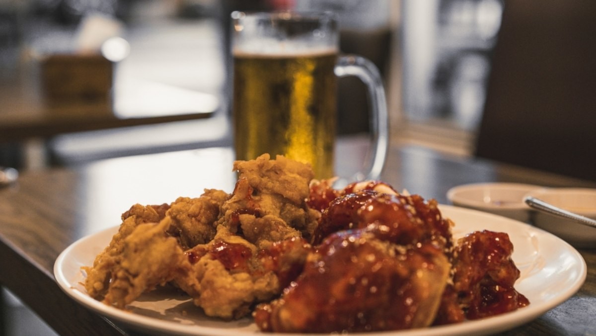 치킨과 맥주 자료사진 / Leon Martinez-shutterstock.com