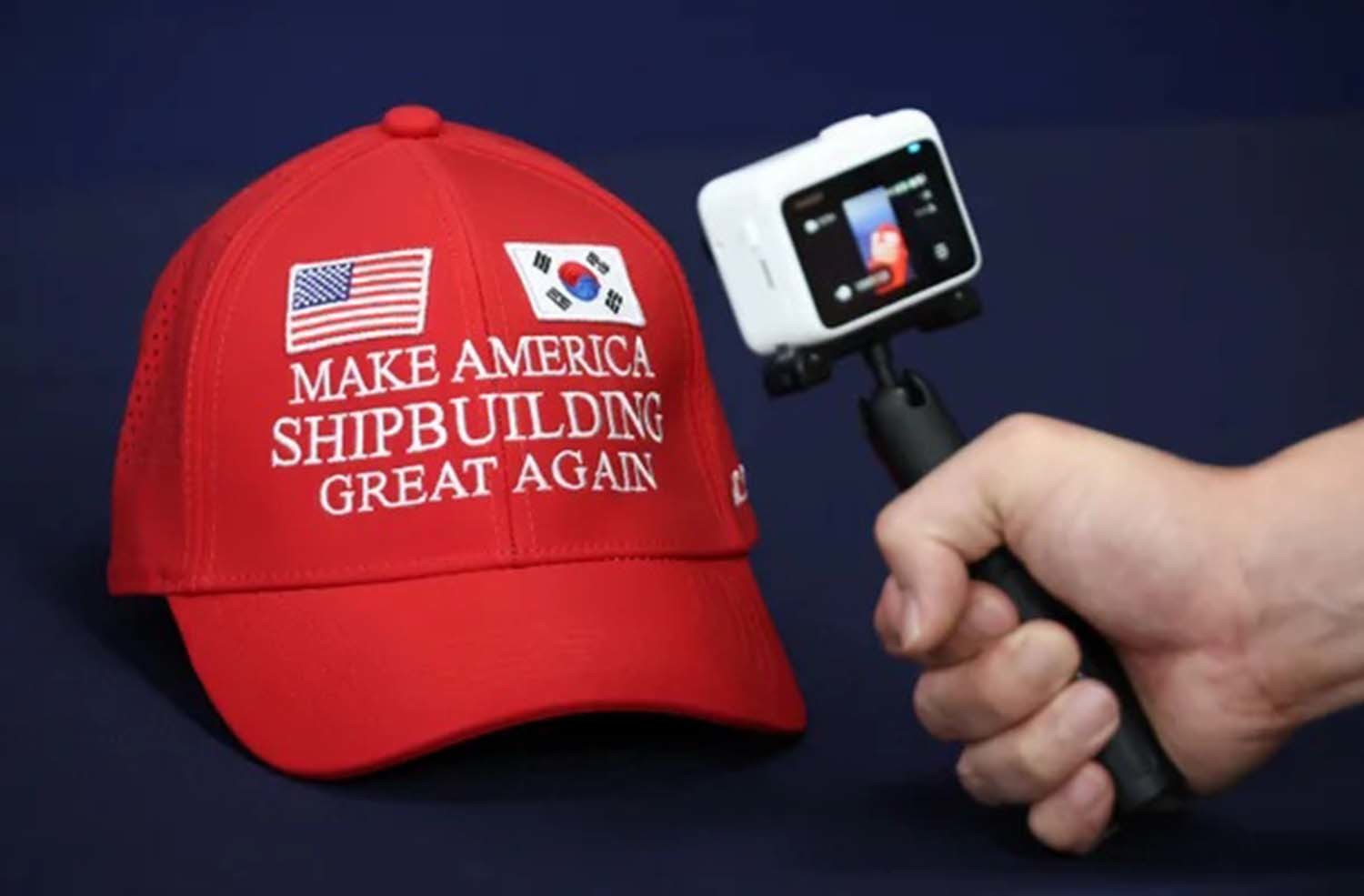 대통령실이 3일 공개한 마스가(MASGA: Make American Shipbuilding Great Again) 모자. 마스가는 이번 한미관세협상 때 조선 분야 협력 내용을 압축적으로 전달하기 위해 산업통상자원부가 만든 슬로건으로 한국협상단은 이 모자와 대형 패널 등을 준비했다. / 연합뉴스