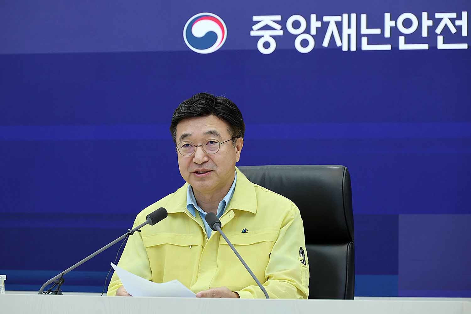 윤호중 행정안전부 장관이 7월 20일 오전 정부세종청사 중앙재난안전상황실에서 호우 대처 중앙재난안전대책본부 회의를 주재하고 모두 발언을 하고 있다./ 행안부 제공