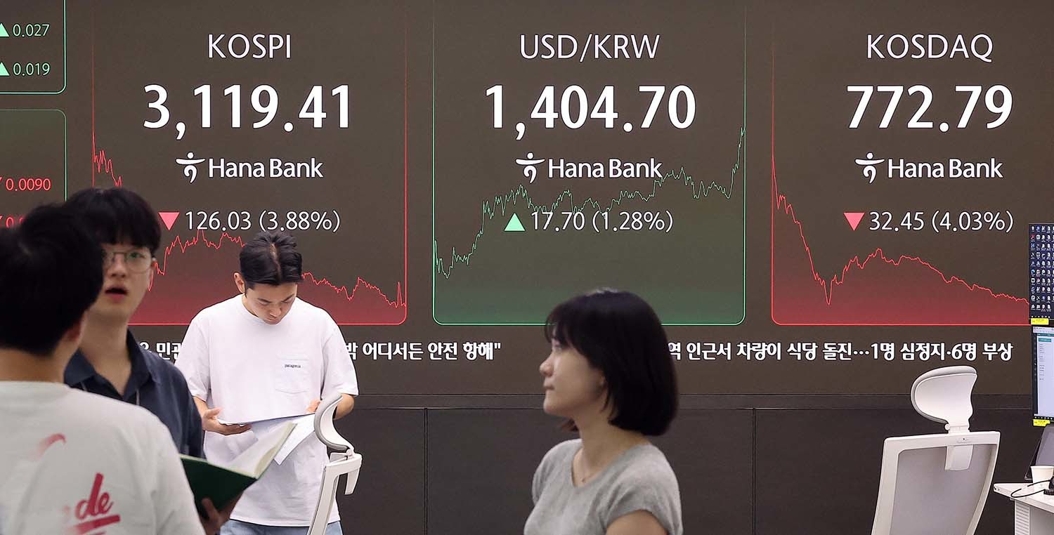 1일 오후 서울 중구 하나은행 딜링룸 전광판에 마감 시황이 나오고 있다. / 뉴스1