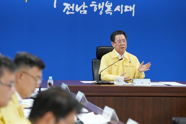 김영록 전라남도지사가 전남 곳곳에 극한호우가 내린 3일 밤 도청 재난종합상황실에서 실국장들이 참석한 가운데 호우 대처상항 점검회의를 주재하고 비상상황 발생 시 인명피해가 발생하지 않도록 체계적인 대응태세 구축을 당부하고 있다. / 전남도