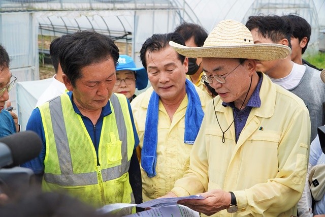 윤병태 나주시장(오른쪽)이 정청래 더불어민주당 대표(왼쪽)에게 신속한 복구와 재발 방지를 위해 특별재난지역 선포 등을 건의하고 있다.