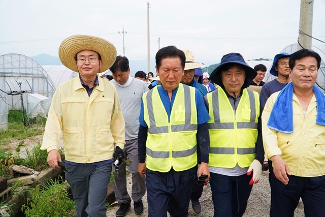 윤병태 나주시장(왼쪽)과 정청래 더불어민주당 대표(왼쪽 두 번째)가 노안면 수해 복구 현장을 찾았다.