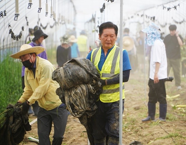 정청래 더불어민주당 대표가 당선 이후 첫 공식 일정으로 나주 수해 피해 복구 현장을 찾아 힘을 보탰다.