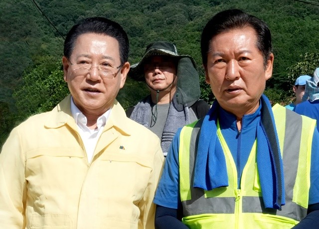 정청래 후보와 김영록 지사 나주 다시면 수해복구 봉사활동