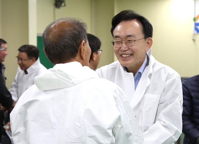 나주시가 여름철 가축 폐사와 생산성 저하 예방을 위해 긴급 대응에 나섰다. 사진은 2025년 5월 윤병태 시장 축산농가 현장방문 모습.  (사진제공-나주시)