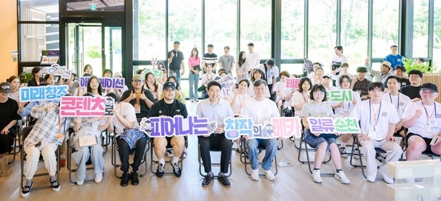 2025 순천로드 창작캠프지난 26일 노관규 순천시장이 '2025 순천로드 창작캠프 웹툰 메이커톤' 창작자들과 정원워케이션센터에서 단체사진을 찍고있다.