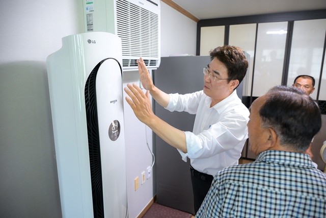 지난 7월 노관규 순천시장이 관내 경로당을 찾아 에어컨을 점검하고 어르신들의 안부를 살피고 있다.