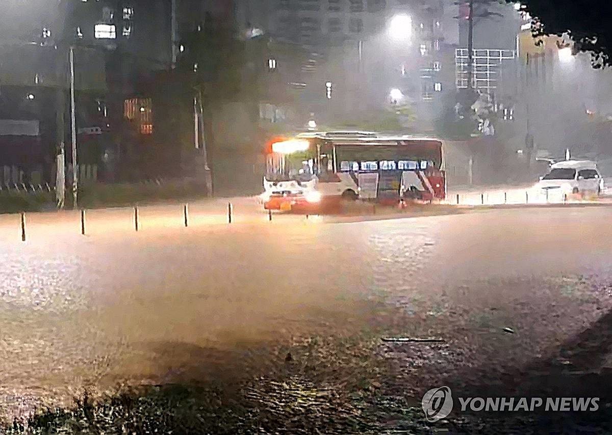 호우 특보가 발효된 지난 3일 오후 광주 북구 신안동 한 도로가 빗물에 잠겨 있다 / 연합뉴스