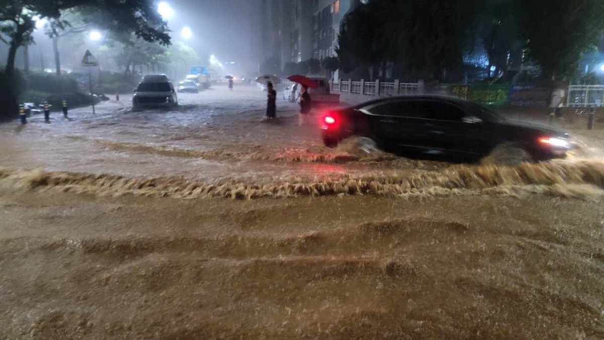 지난 3일 오후 8시 40분 기준 무안공항 279.2㎜를 최고로 전남 무안과 함평 지역에 집중호우가 쏟아지는 가운데 무안읍의 침수된 도로를 자동차가 지나고 있다. / 뉴스1