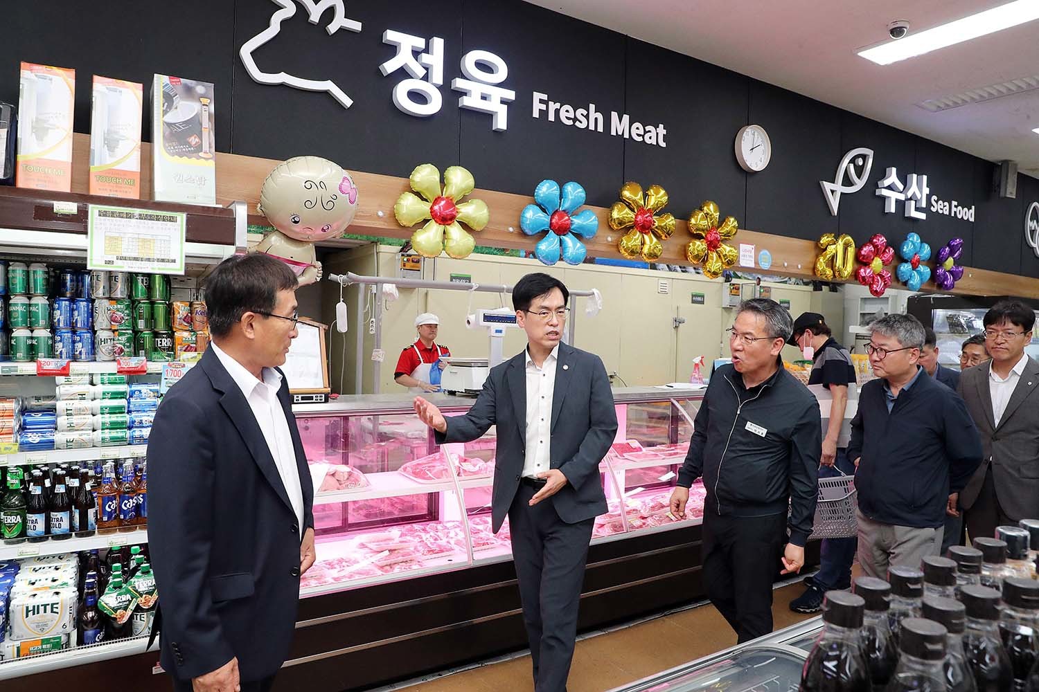 김민재 행정안전부 차관이 7월 28일 오후 전남 나주시 동강면 하나로마트 동강농협본점을 찾아 민생회복 소비쿠폰 사용현황을 청취하고 추가 지원사항에 관한 의견을 나누고 있다. / 행정안전부 제공