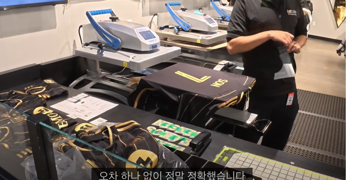 손흥민 유니폼 마킹하는 직원. / 유튜브 채널 '엘에이쑈큐'