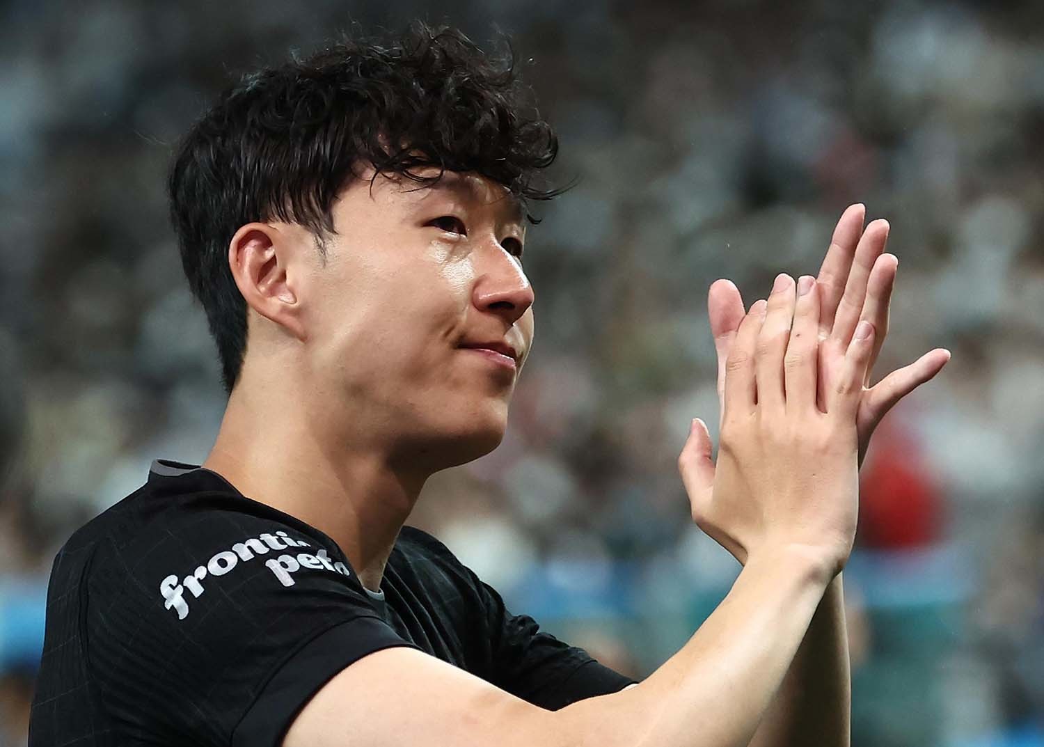 3일 오후 서울 마포구 서울월드컵경기장에서 열린 쿠팡플레이 시리즈 토트넘 홋스퍼와 뉴캐슬 유나이티드의 경기에서 사실상 토트넘 마지막 경기를 치른 손흥민이 팬들을 향해 인사하고 있다.  / 뉴스1