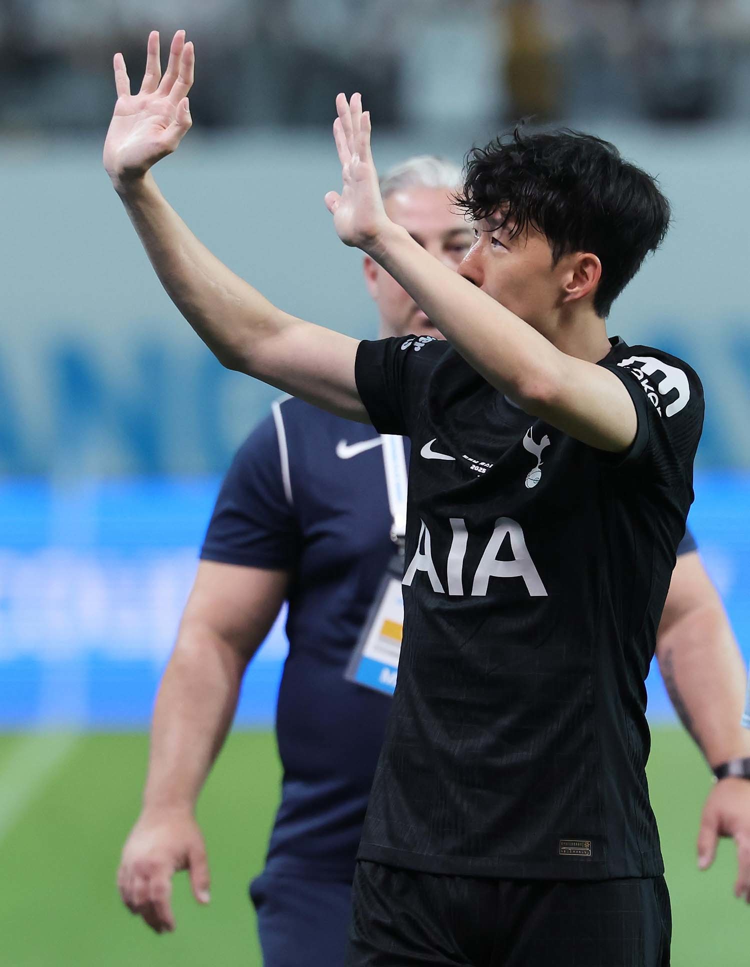 3일 오후 서울 마포구 서울월드컵경기장에서 열린 쿠팡플레이 시리즈 토트넘 홋스퍼와 뉴캐슬 유나이티드의 경기에서 사실상 토트넘 마지막 경기를 치른 손흥민이 팬들을 향해 인사하고 있다. / 뉴스1