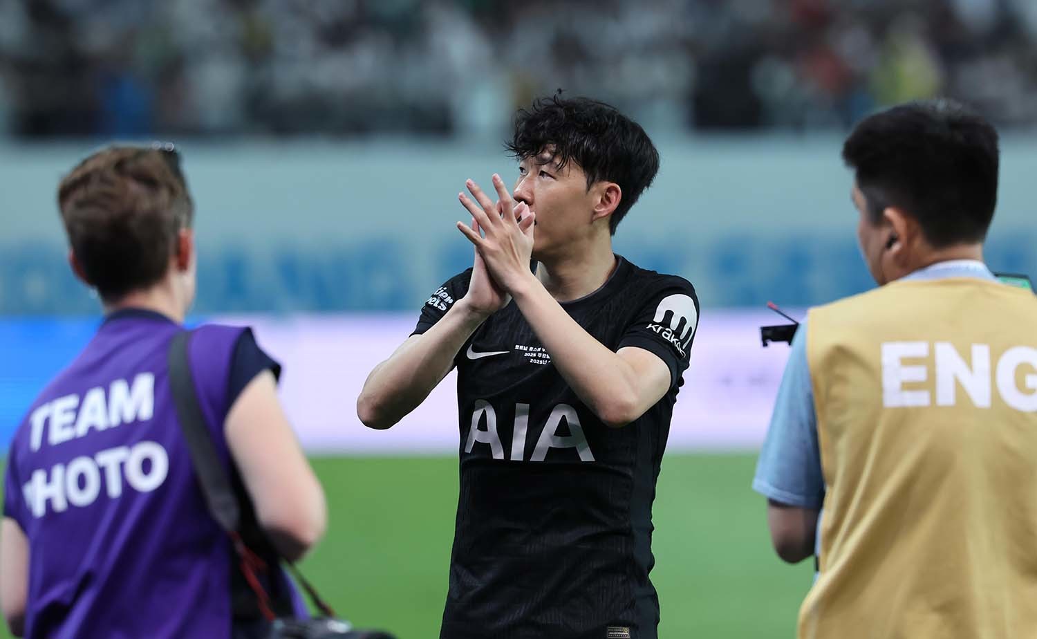 3일 오후 서울 마포구 서울월드컵경기장에서 열린 쿠팡플레이 시리즈 토트넘 홋스퍼와 뉴캐슬 유나이티드의 경기에서 사실상 토트넘 마지막 경기를 치른 손흥민이 팬들을 향해 인사하고 있다. / 뉴스1