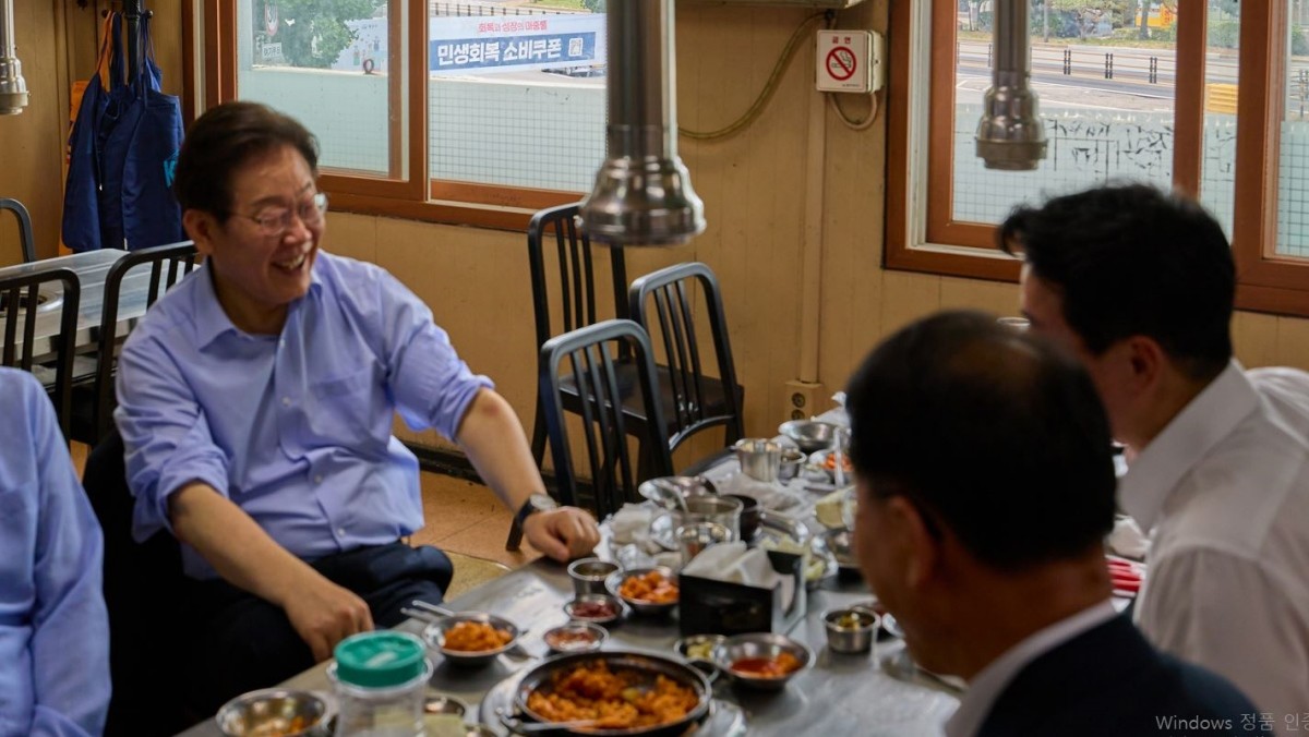참모진과 점심식사 하는 이재명 대통령 / 연합뉴스