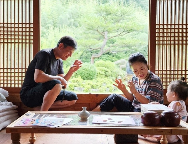 관광객들이 ‘반값여행’을 통해 강진군을 방문, 여가를 즐기고 있다.