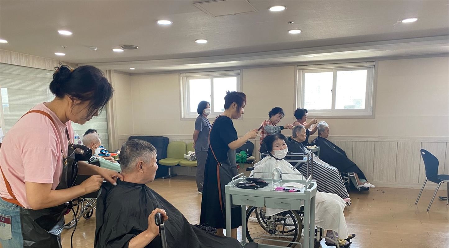 계명문화대 국제협력기술선교과 융합뷰티과정 졸업생들이 대구 문성병원을 찾아 입원 환자와 어르신 헤어 봉사활동을 하고 있다. / 계명문화대 제공