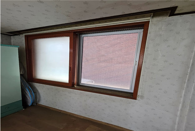 대구 북구는 대구제3산업단지 인근 경로당에 미세먼지 차단 방진망을 지난해에 이어 올해 2개소 추가 설치했다. 사진은 시공된 미세먼지 차단 방진망 모습. / 대구 북구 제공