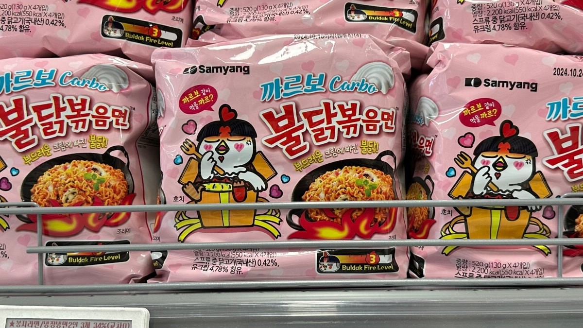 까르보 불닭볶음면 / yllyso-shutterstock.com