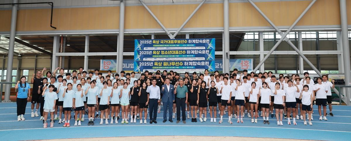 전지훈련장을 찾은 김학동 군수(앞줄 가운데)가 선수들을 격려 후 함께 자리를 했다 / 예천군 제공